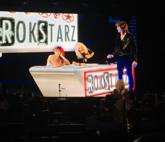 Spinal Tap’s Derek Smalls Performs with Keyboard King Rick Wakeman